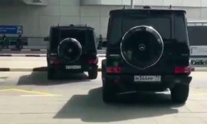 Два Gelandewagen проехались по тротуарам у аэропорта Шереметьево