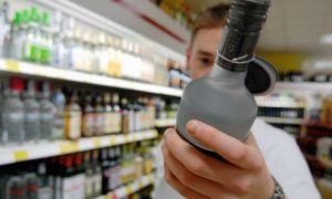 Минздрав выступил за подорожание водки до 300 рублей за бутылку