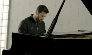 Месси мастерски сыграл на рояле гимн Лиги чемпионов
