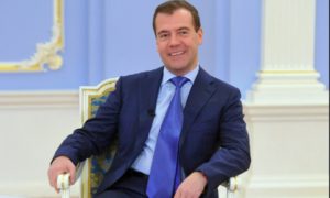 Медведев запретил покупать за рубежом матрасы, диваны и кровати