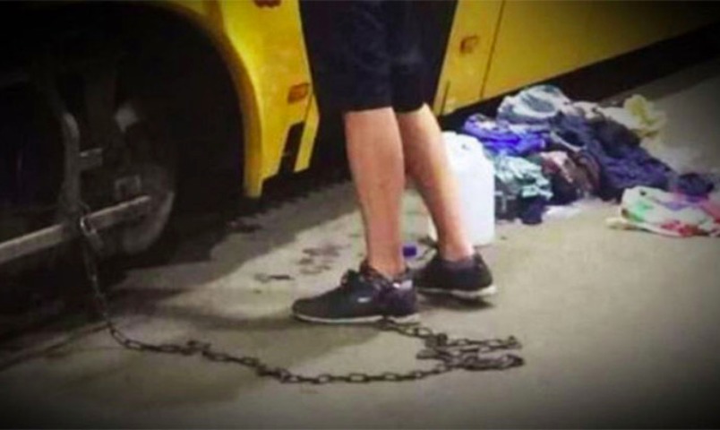 Украинца посадили на цепь и заставили отмывать трамвай в Польше 
