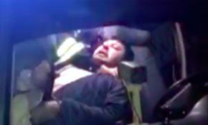 Дебош пьяного священника при задержании сняли на видео полицейские в Сургуте