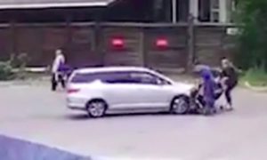 Опубликовано видео наезда на женщин с колясками во Владивостоке