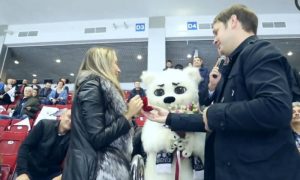 Фанат хоккея сделал предложение девушке во время матча в Челябинске