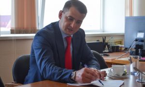 Депутат придумал спасение для нищих россиян с iPhone