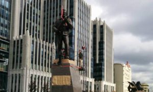 Человек и автомат: памятник Михаилу Калашникову появился в центре Москвы