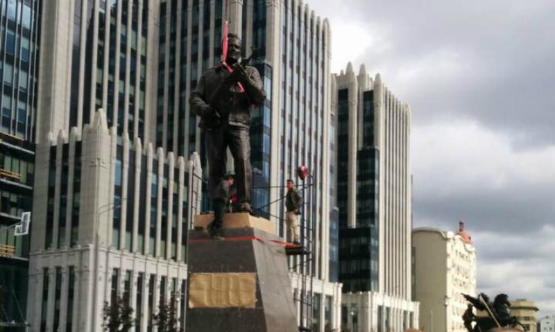 Человек и автомат: памятник Михаилу Калашникову появился в центре Москвы 