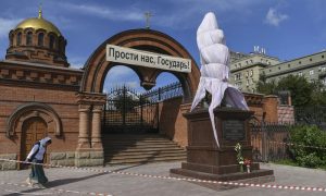 Изуродованный топором памятник Николаю II и цесаревичу Алексею восстановлен в Новосибирске