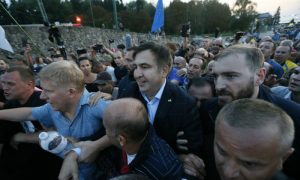 Саакашвили с дракой прорвался на Украину и 