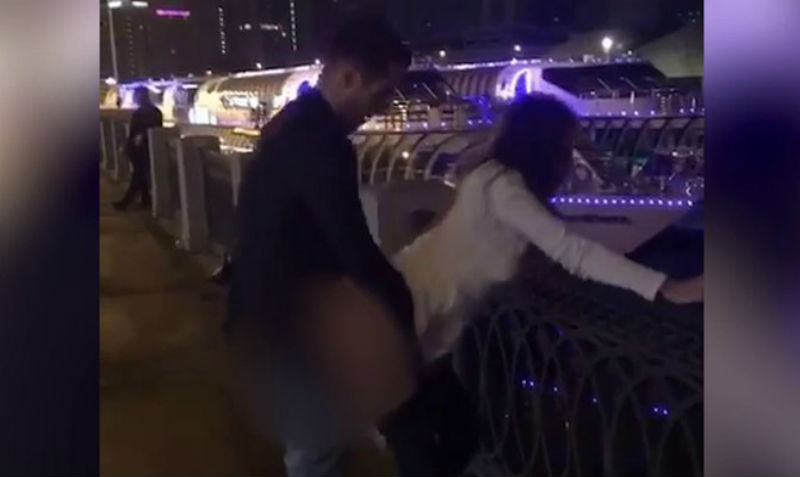 Две девушки и парень занялись сексом напротив Дома правительства в Москве 