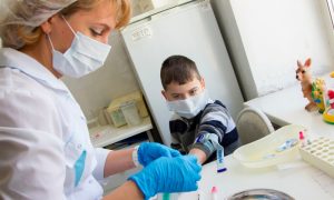 Минздрав не будет оплачивать больничный родителям за отказ вакцинировать детей