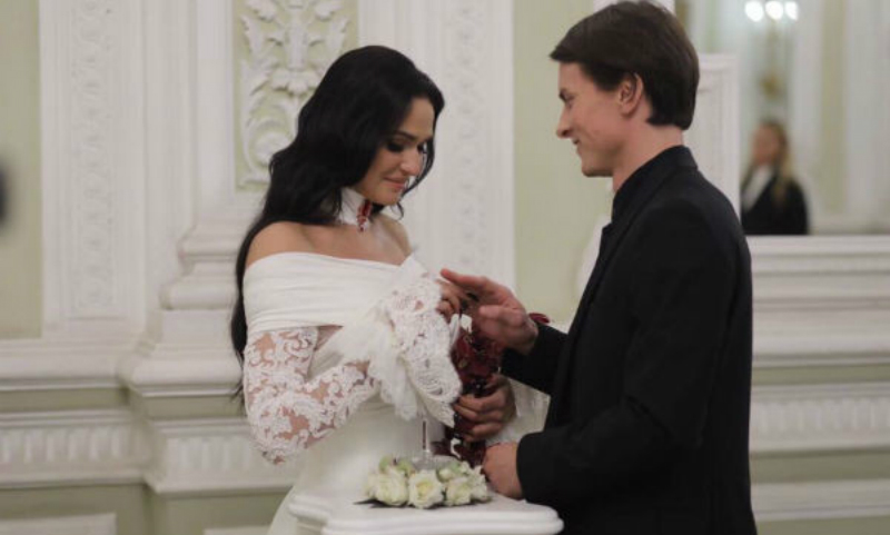 Алена Водонаева вышла замуж за ди-джея после трехмесячного романа 