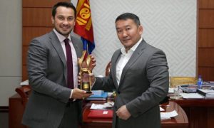 Лидер «АнтиДилера» и призер Олимпиады подарил «Золотой пояс» президенту Монголии