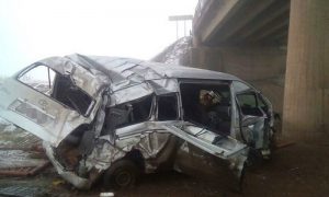 Опубликованы фото с места падения микроавтобуса с моста в Башкирии