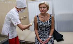 Стало известно, скольких россиян уже привили от гриппа
