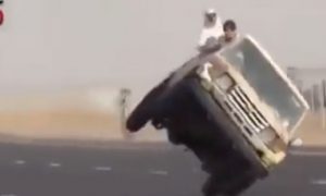 Видеошок: лихачи устроили безумный дрифт на одном колесе