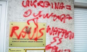 Вандал осквернил здание украинского консульства в Польше