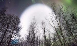 Жителей Ямала встревожил странный светящийся шар на небе