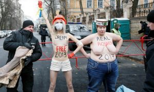 Задержание голых активисток FEMEN в Киеве было снято на видео