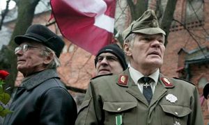 В Латвии намерены официально уравнять советских ветеранов и воевавших на стороне Гитлера