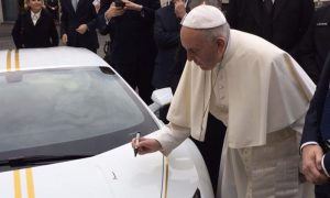 Папе Римскому дали в дар суперкар Lamborghini Huracan