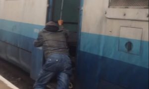 В Закарпатье машинист заставил пассажиров толкать поезд