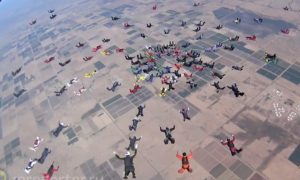 Невероятный по красоте прыжок показали сотни парашютистов в небе