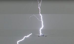 Boeing авиакомпании KLM над Амстердамом атаковала молния