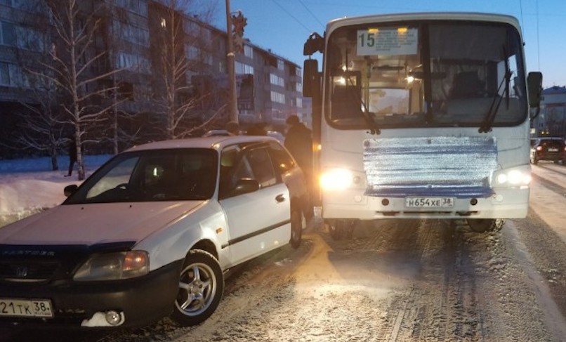 Таксист протаранил автобус, чтобы спасти зажатого дверьми мальчика 