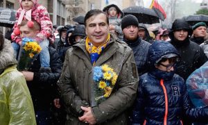 Саакашвили устроил песнопения против Порошенко в Киеве