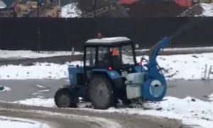 В Балашихе к приезду Путина трактор распылял 