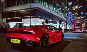 Помешана на блестящем: «русская мажорка» украсила свой Lamborghini стразами