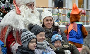 В Санкт-Петербурге Дед Мороз привез подарки больным детям