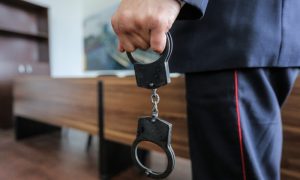 Новосибирский полицейский сделал подножку мужчине и получил три года
