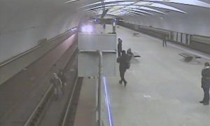 Полицейский успел вытащить мужчину из-под колес поезда метро в Москве