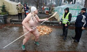 Огромная голая FEMEN с веслом атаковала сторонников Порошенко и Саакашвили