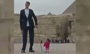 Самый большой мужчина и самая маленькая женщина встретились в Египте