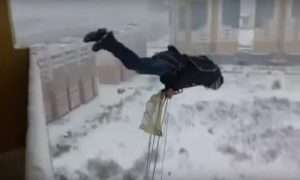 Экстремал из Иванова сделал сальто с парашютом с балкона многоэтажки
