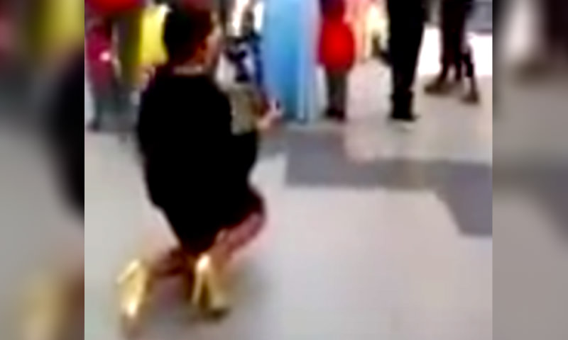 Девушка на коленях сделала парню предложение руки и сердца в торговом центре 