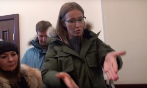 Ксения Собчак в окружении видеокамер вломилась в мэрию Томска