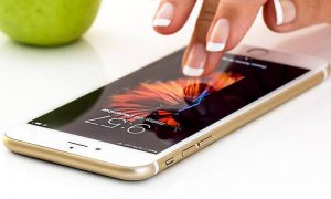 Apple пообещала двукратные скидки на замену батареи iPhone в 2018 году