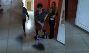 В Оренбургской области женщина убирала помещение на гироскутере
