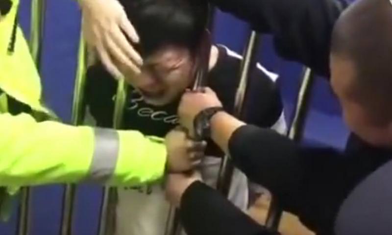 В Китае заключенный застрял в решетке и расплакался 