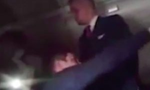 Гони в Новосибирск: пассажир устроил драку на борту самолета Владивосток-Москва
