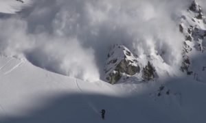 Видео: в Пиренеях сноубордист вызвал лавину и еле спасся от нее