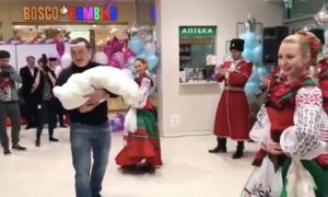 Боксер Денис Лебедев отметил рождение долгожданного сына танцами с казаками
