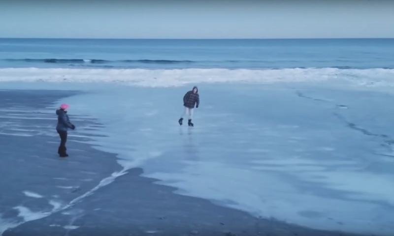 Опубликовано видео катания мужчины на коньках по пляжу 