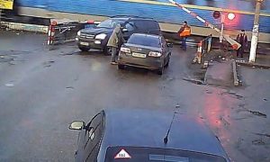 Рабочий спас водителя Mercedes перед 