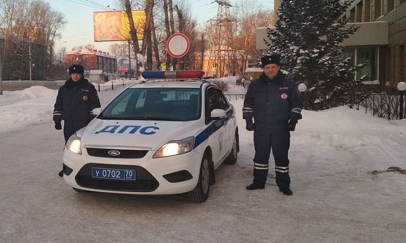 В Томской области полицейские спасли замерзавшую в машине семью 