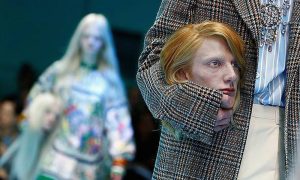 Модели пронесли собственные головы на показе Gucci